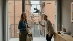 Perché ci sono scarpe appese ai cavi della luce? Lo shoefiti tra leggende di quartiere e rischi reali