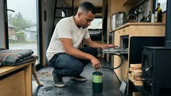 Vivere off-grid in 16,7 m²: cosa insegna davvero la tiny house Fy Nyth (anche in un appartamento)