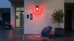 Perché a febbraio compare una luce rossa sul portico: il gesto silenzioso che parla di cuore