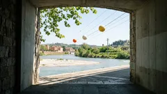 Perché sui cavi elettrici ci sono quelle sfere colorate: il motivo riguarda i piloti