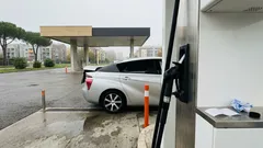 Auto a idrogeno: davvero “zero emissioni”? Cosa cambia tra produzione, costi e stazioni