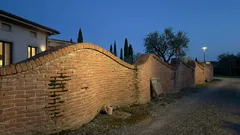 Muri ondulati in mattoni: perché le curve li rendono sorprendentemente stabili