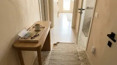 Come tenere sereno un genitore anziano a casa (senza fare tutto): 10 gesti che fanno la differenza