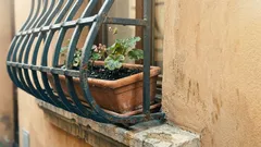 Perché alcune inferriate hanno la “pancia”: quando conviene davvero e cosa verificare prima di installarle